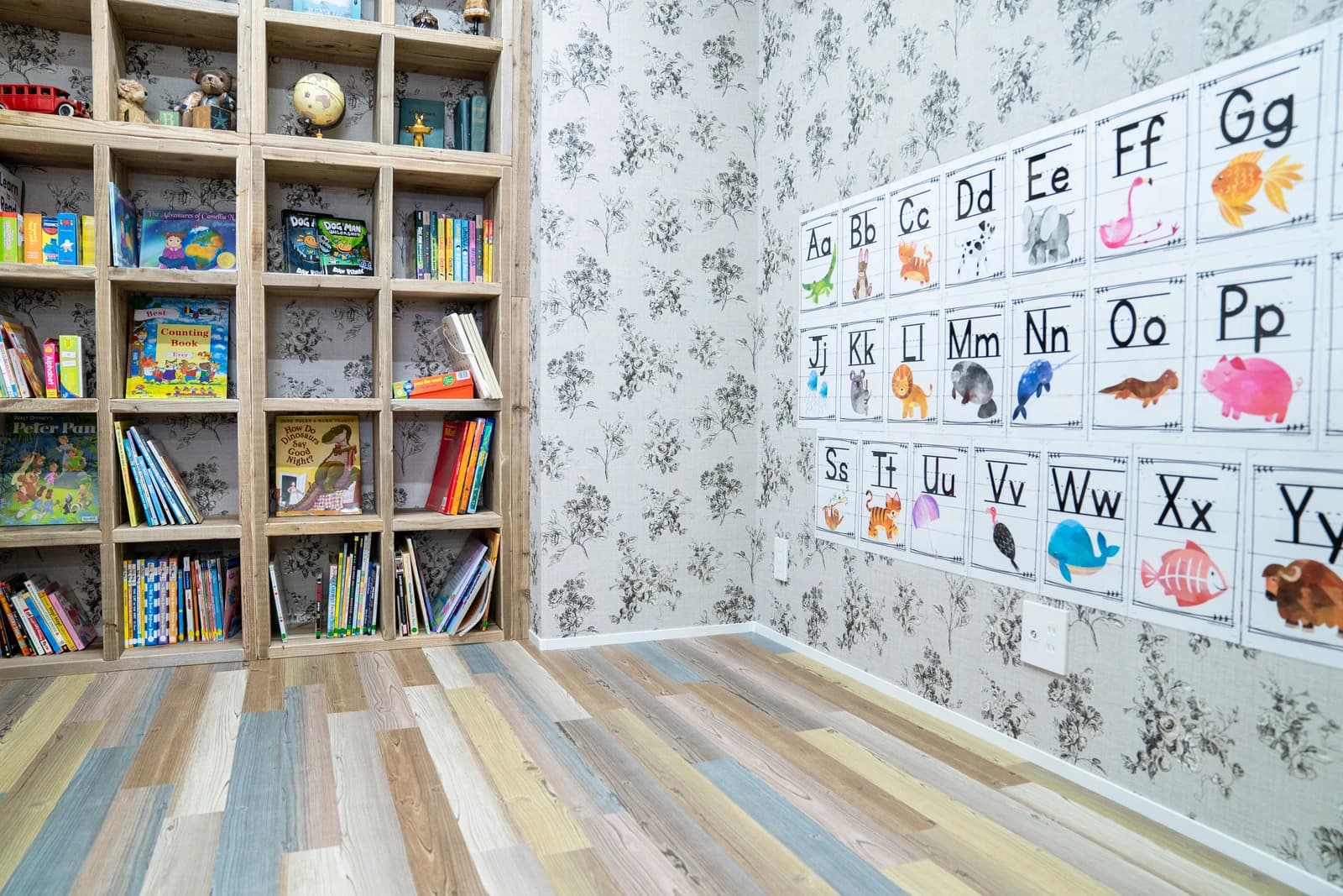 英語の絵本とアルファベットポスターのある教室