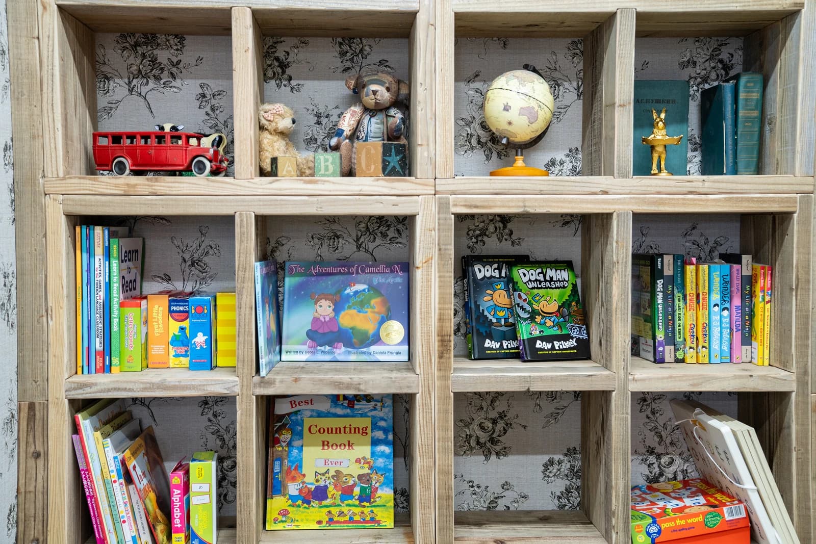 英語の絵本が揃った本棚